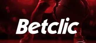 Jogador de basquetebol segurando uma bola com o logotipo da Betclic em destaque ao centro